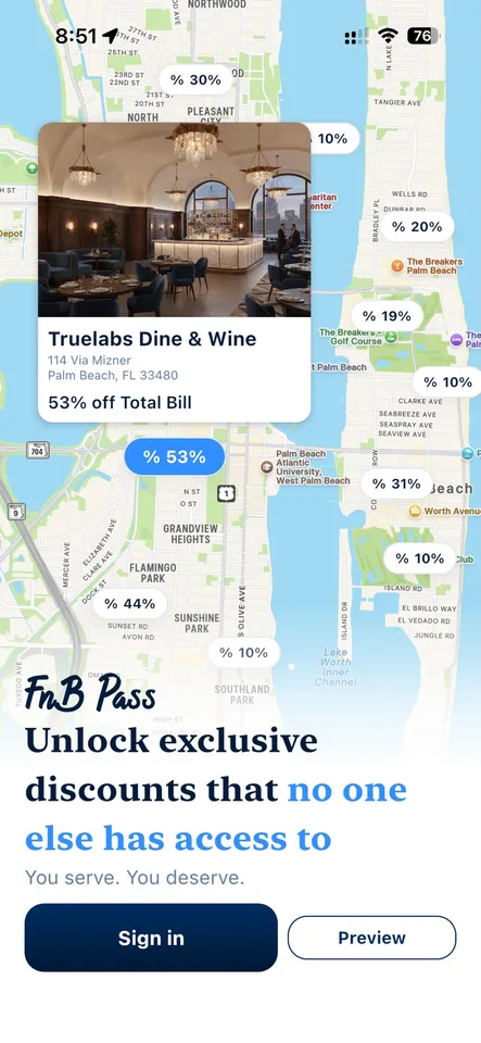 Écran d’accueil : carte de Palm Beach avec les réductions exclusives (jusqu’à 53 %) autour de soi