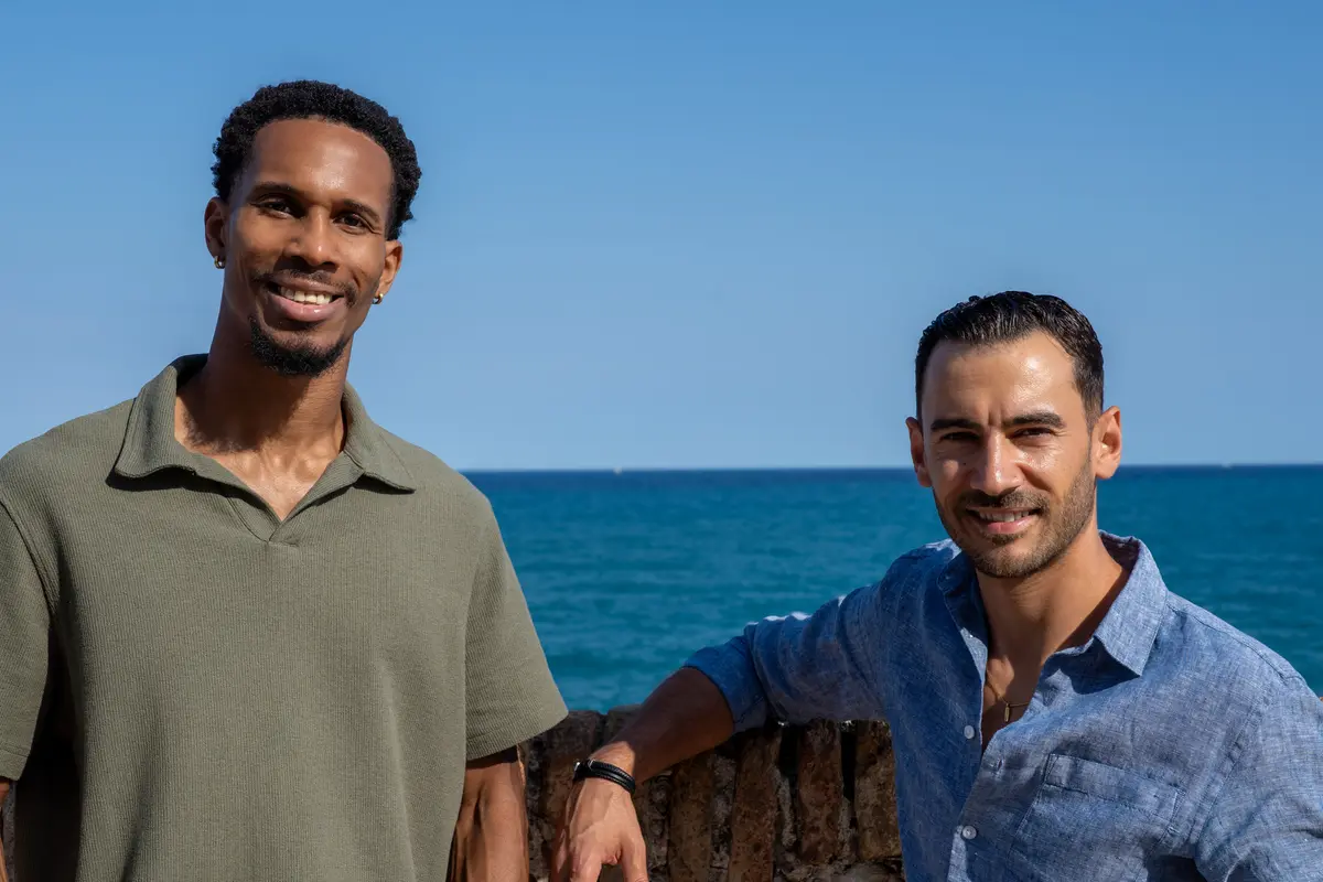 Régis et Abel, cofondateurs de Riviera Flow, face caméra au bord de la mer à Antibes.
